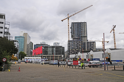 903523 Gezicht op de parkeerplaats van de Jaarbeurs achter de Graadt van Roggenweg te Utrecht, met rechts op de ...